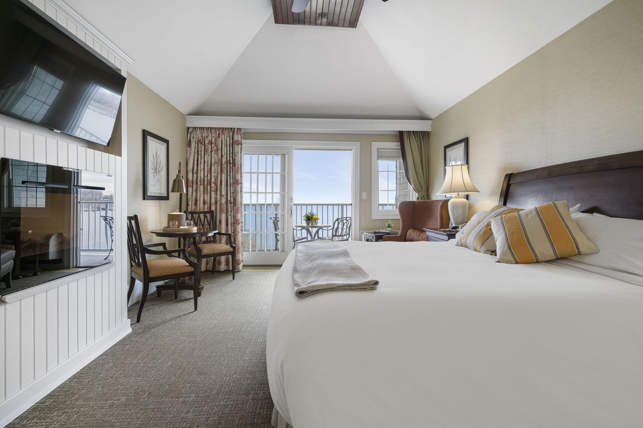 Oceanfront Deluxe King Bed Room