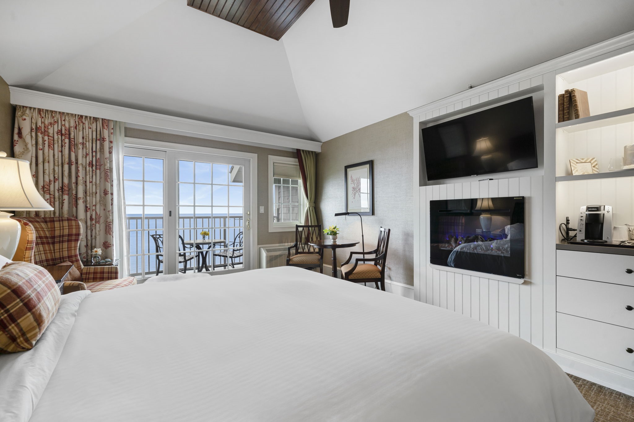 Oceanfront Deluxe King Bed Room