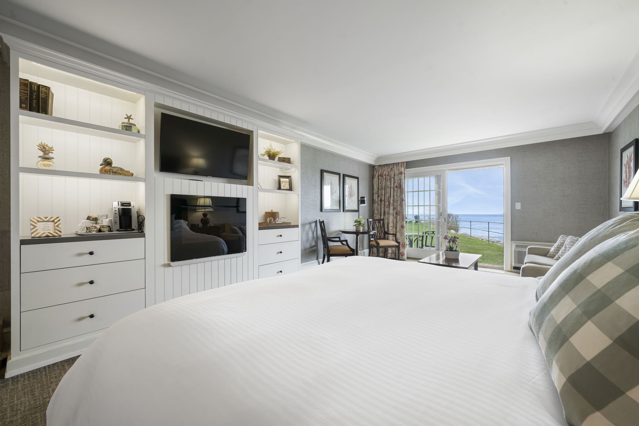 Oceanfront Luxury King Bed Room